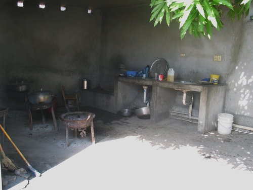La cuisine de la cantine en plein air.jpg